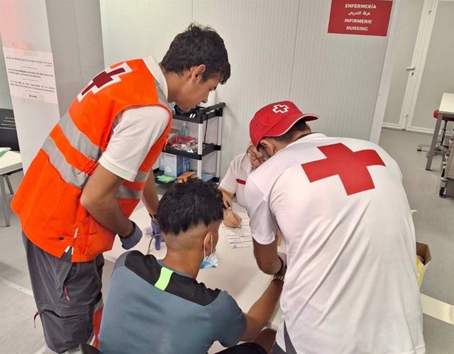 Imagen de una de las personas migrantes atendidas por Cruz Roja tras ser localizadas en Benidorm (Alicante).