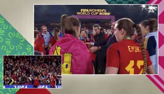 La albaceteña Alba Redondo porta la bandera de C-LM tras ganar España el mundial de fútbol femenino.