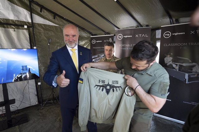 Volodimir Zelenski recibe una chaqueta de aviador en República Checa 