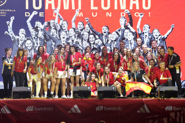 Las jugadoras de la selección española durante la celebración de la victoria en Madrid Río, a 21 de agosto de 2023, en Madrid (España).