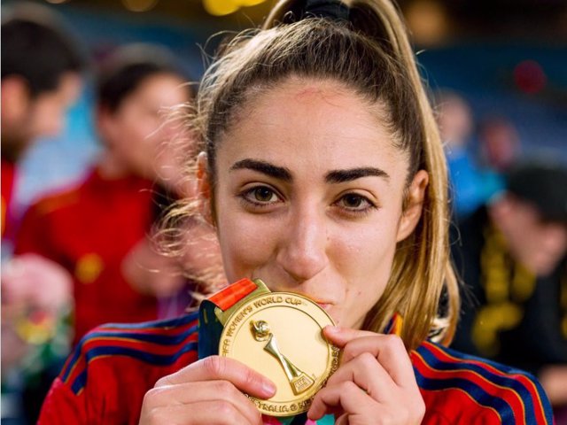 Olga, besando su medalla de campeona del Mundo tras marcar el gol que dio la victoria a la Selección Nacional frente a Inglaterra