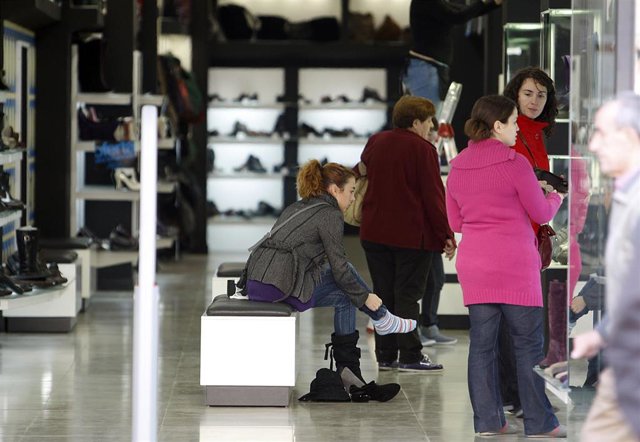 Archivo - Gente comprando en comercios