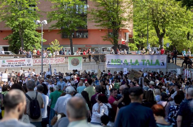 Archivo - Varias personas se manifiestan a favor de la vegetación urbana y contra la destrucción de parques y la tala de árboles, en el Parque de Arganzuela, a 6 de mayo de 2023, en Madrid (España). Desde Ecologistas en Acción, uno de los convocantes junt