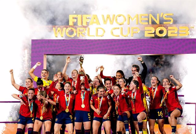 20 August 2023, Australia, Sydney: Spain players celebrate with the trophy after winning the FIFA Women's World Cup final soccer match between Spain and England at Stadium Australia. Photo: Zac Goodwin/PA Wire/dpa