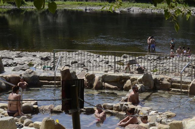 Bañistas en una pozas termales en Ourense.