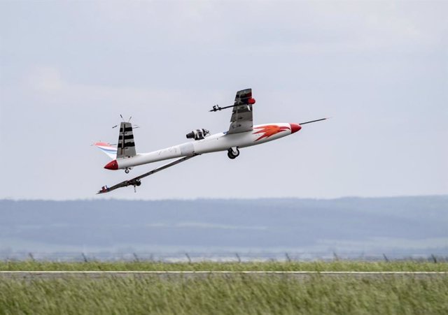 UAV con sistema de supresión de aleteo activo incorporado