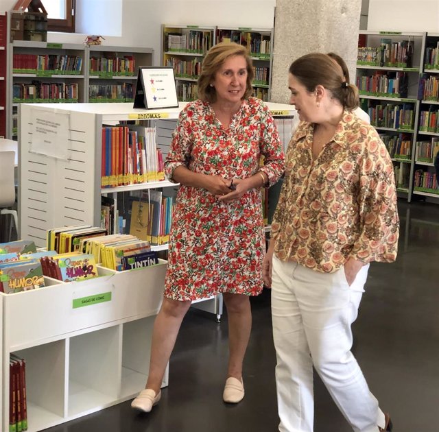 Marta Rivera (derecha) visita la Biblioteca Benito Pérez Galdós en Condeduque.