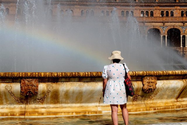 Turistas se refrescan en la fuente de la Plaza de España por el calor, foto de archivo