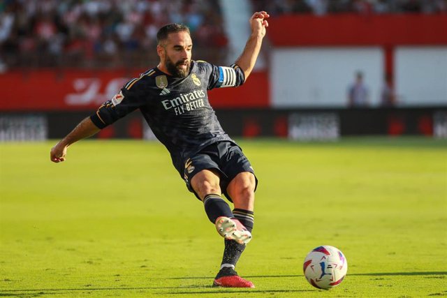 Daniel Carvajal realizando un pase en el partido ante la UD Almería.