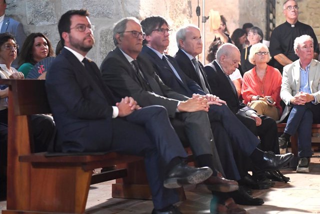  El presidente de la Generalitat, Pere Aragonès, y los expresidentes de la Generalitat Quim Torra, Carles Puigdemont, José Montilla y Jordi Pujol durante el homenaje al músico Pau Casals a los 50 años de su muerte en el exilio
