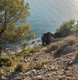 La furgoneta quedó colgada de un pino sobre la playa de Las Alberquillas en el paraje de los acantilados de Maro.