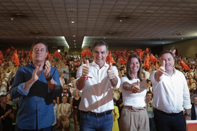 Archivo - Besteiro, Pedro Sánchez, Lara Méndez y Formoso, en un acto en Lugo durante la pasada campaña electoral. 