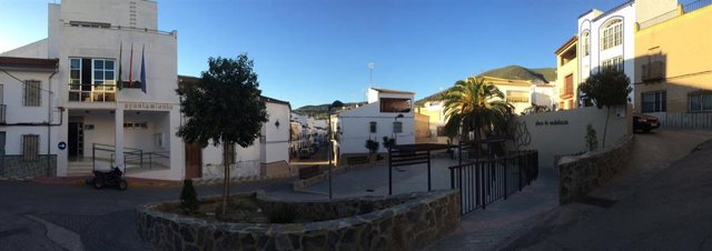 Vista de Algámitas, con la fachada de su Consistorio a la izquierda.