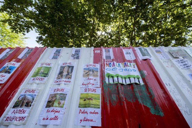 Archivo - Carteles de protesta pegados e una valla durante una manifestación a favor de la vegetación urbana y contra la destrucción de parques y la tala de árboles, en el Parque de Arganzuela