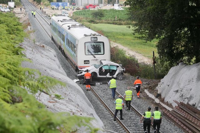 Archivo - Vista del choque del tren a un coche en un paso a nivel, a 12 de julio de 2023, en Lugo, Galicia (España). 