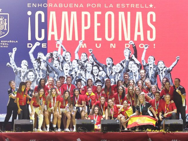 La Selección Española posa encima del escenario durante la celebración de la victoria de la Copa del Mundo.