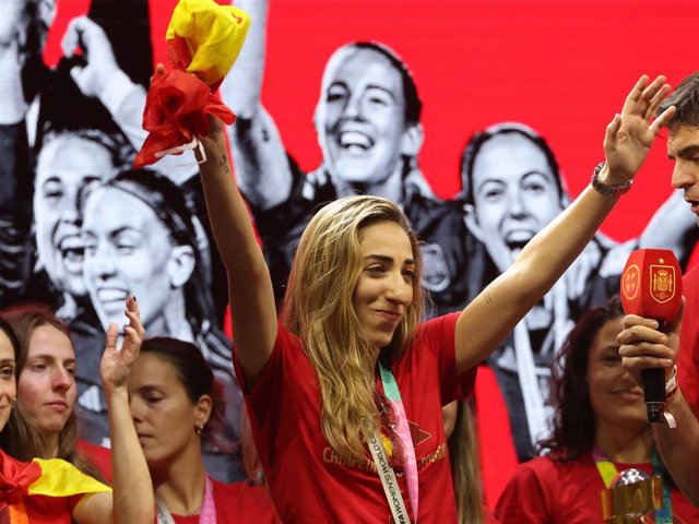 La futbolista Olga Carmona durante la celebración de la victoria en Madrid Río