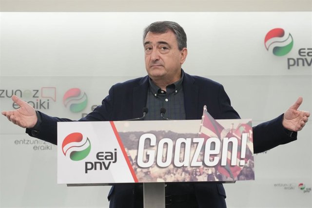 Archivo - El portavoz del PNV en el Congreso de los Diputados, Aitor  Esteban, en una comparecencia en Sabin Etxea en Bilbao