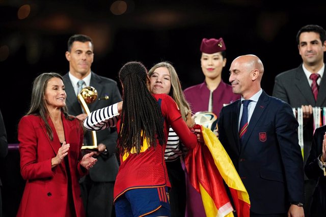 Queen Letizia and Infanta Sofia saludates to Salma Paralluelo of Spain after winning during the FIFA Women's World Cup Australia & New Zealand 2023 Final football match between Spain and England at Accor Stadium on August 20, 2023 in Sydney, Australia.