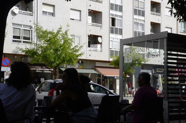 AMP.- Reducen al hombre atrincherado en A Valenzá y lo trasladan detenido en ambulancia