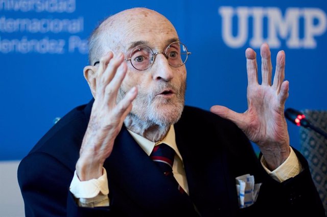 El escritor santanderino Álvaro Pombo, en una rueda de prensa en la UIMP antes de recibir el premio de la institución académica en agosto de 2023.