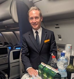 El consejero delegado de Lufthansa se "infiltra" en la tripulación de un vuelo entre Alemania y Arabia Saudí.