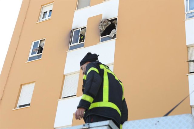 Incendio en la Barriada de la Paz, en Cádiz capital