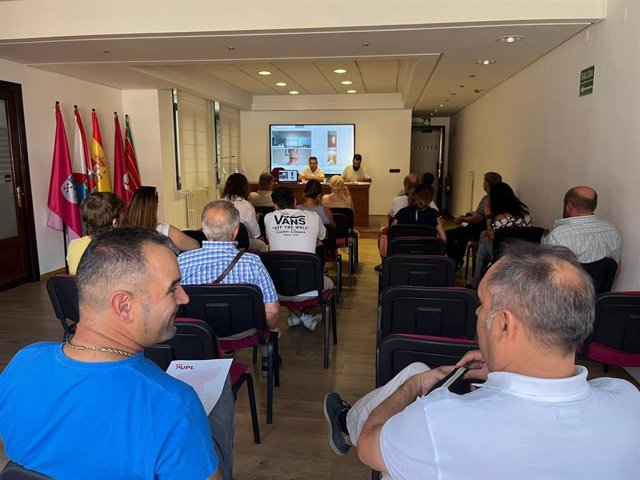 El Consejo General de la UPL, en su reunión para determinar el apoyo para la gobernabilidad de la Diputación de León.