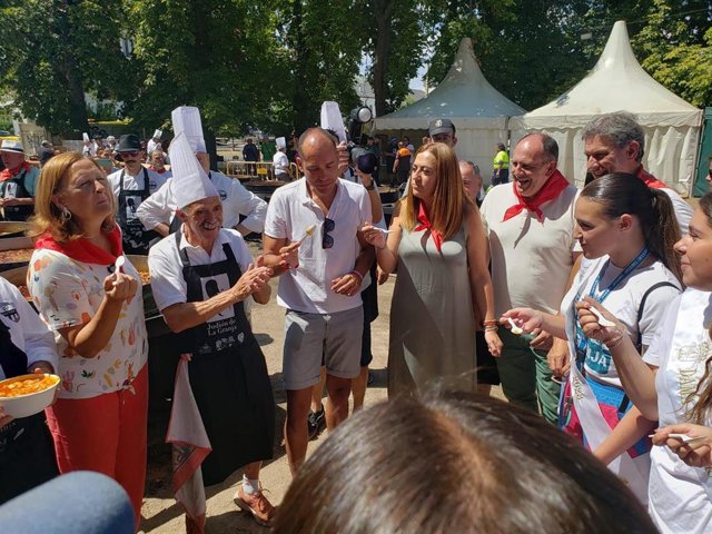 La delegada del Gobierno, Virginia Barcones; el alcalde de La Granja, Samuel Alonso; la subdelegada del Gobierno, Marian Rueda, y parte De las damas de las Fiestas dan el visto bueno al guiso.