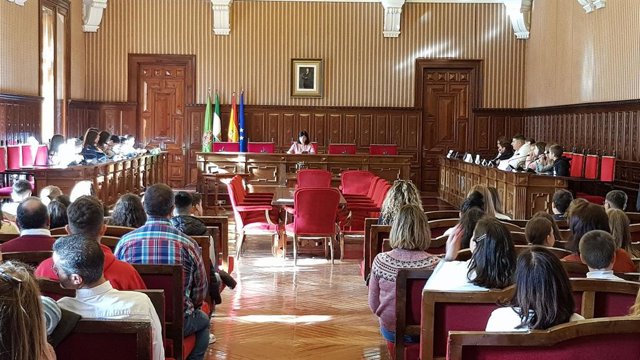 Archivo - Medina (c), en el pleno infantil celebrado en la Diputación.