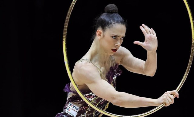 Archivo - La gimnasta española Polina Berezina, durante una competición.