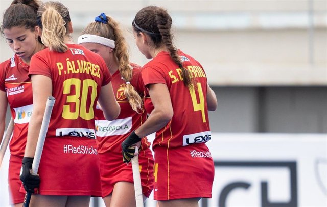 Varias jugadoras de la selección española femenina de hockey sobre hierba.