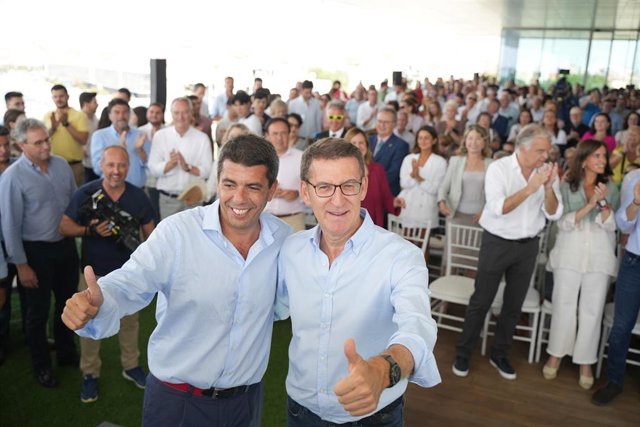 Archivo - El presidente del Partido Popular, Alberto Núñez Feijóo, y el presidente del PPCV, Carlos Mazón durante la clausura de un acto sectorial en Valencia