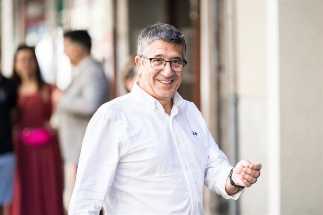 El portavoz del PSOE en el Congreso de los Diputados, Patxi López,  sale de la reunión de la Ejecutiva Federal del PSOE en la sede del partido, a 16 de agosto de 2023, en Madrid (España). Tras la reunión, el presidente del Gobierno en funciones y secretar