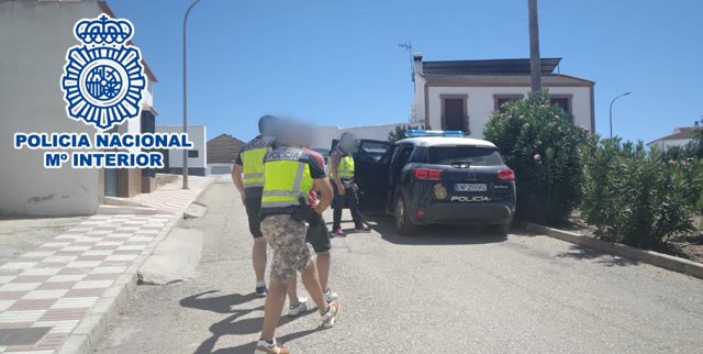 Nota De Prensa:" La Policía Nacional Desarticula Una Organización Criminal Dedicada A Cometer Robos Con Fuerza En Viviendas Con El Método Del Hilo De Pegamento"