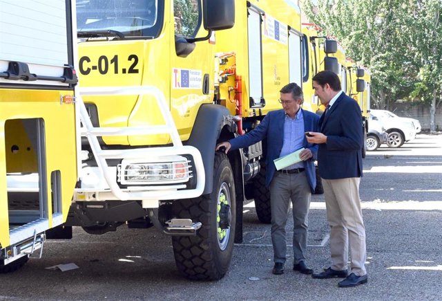 El consejero de Medio Ambiente, Vivienda y Ordenación del Territorio, Juan Carlos Suárez-Quiñones, junto a una autobomba.