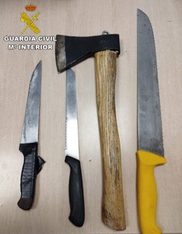 Detienen en Barbate a un hombre que perseguía a otro con un hacha y tres cuchillos grandes