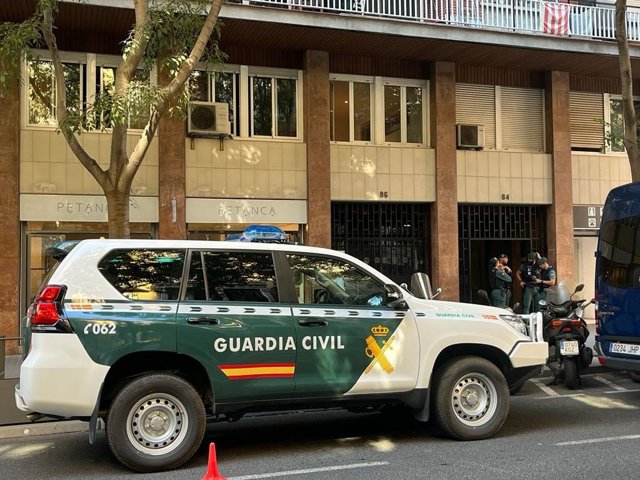 Una patrulla de la Guardia Civil en la calle Sepúlveda de Barcelona