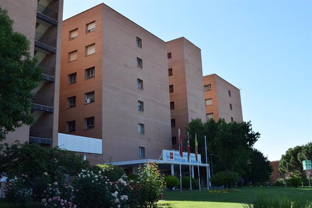 Archivo - Fachada principal del Hospital Universitario Príncipe de Asturias, en Alcalá de Henares.