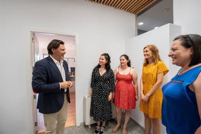 El secretario xeral da Emigración, Antonio Rodríguez Miranda, en su visita a la Oficina Integral de Asesoramento e Seguimento ao Retorno de Santiago
