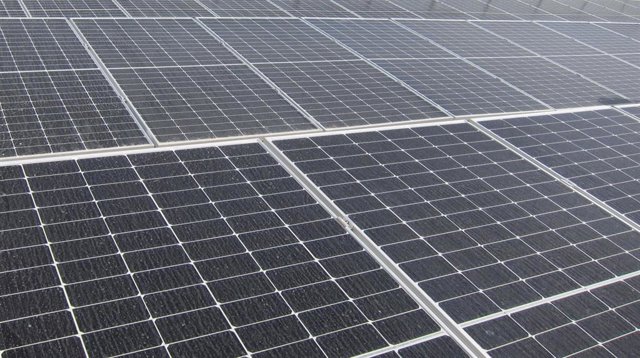 Archivo - Paneles fotovoltaicos en una imagen de archivo