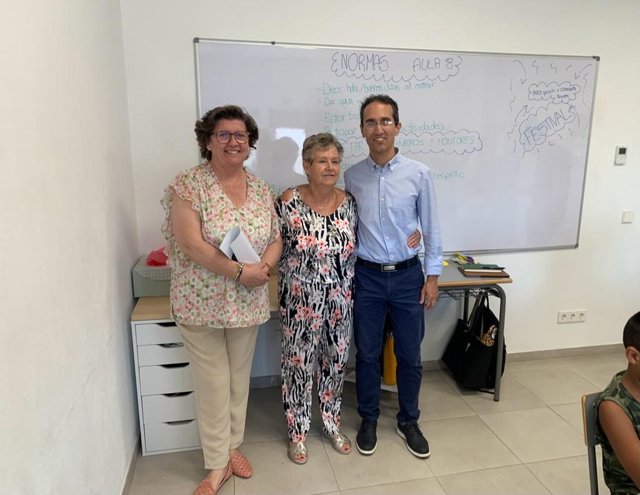 El conseller insular de Bienestar Social y presidente del IMAS, Guillermo Sánchez, y la consellera de Asuntos Sociales, Catalina Cirer, durante la visita a la escuela de verano de la fundación Amadiba