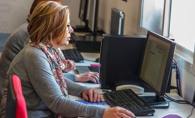 Archivo - Usuarios en un centro Guadalinfo.