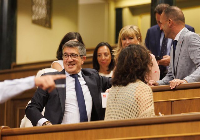 El portavoz del PSOE en el Congreso, Patxi López, antes de comenzar la Sesión Constitutiva de la XV Legislatura en el Congreso de los Diputados, a 17 de agosto de 2023, en Madrid (España). El Congreso de los Diputados y el Senado surgidos de las eleccione