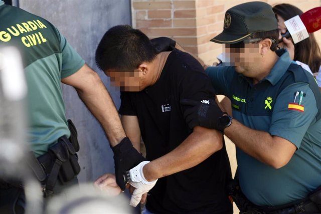 El detenido por la muerte de su mujer entra en el juzgado número 3 de Utrera, en foto de archivo.