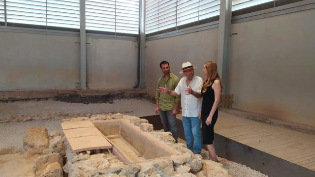 De izda a dcha, Enrique Rubio, Carlos de la Casa y Mar Sancho visitan la Villa romana de La Dehesa en Las Cuevas de Soria.