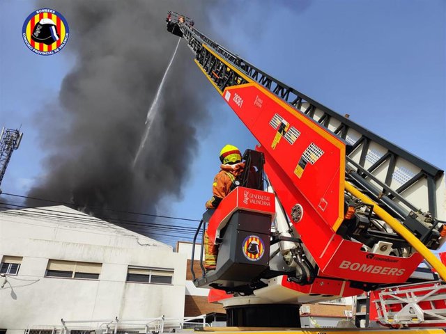 Incendio de una nave de productos químicos en Guadasequies (Valencia)