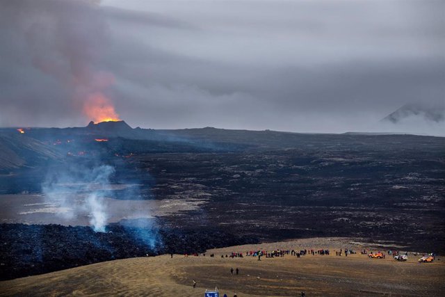 Archivo - 21 July 2023, Iceland, Fagradalsfjall: Lava erupts from the crater of a volcano near the mountain Litli-Hrutur, about 40 kilometres southwest of Reykjavik. Iceland has experienced a volcanic eruption for the third year in a row. Photo: Philipp S