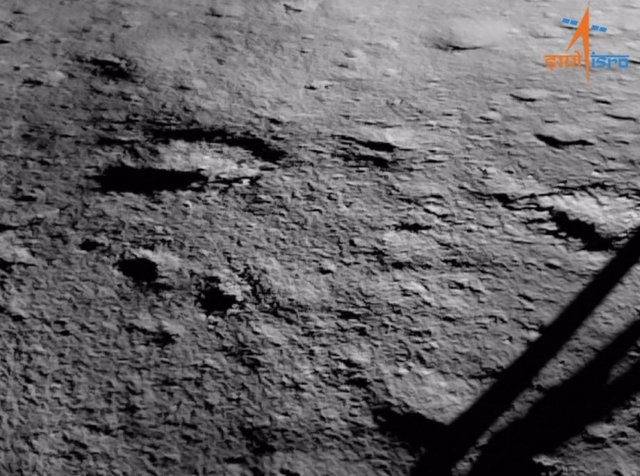 Imagen de Chandrayaan 3 desde el polo sur de la Luna tras su aterrizaje