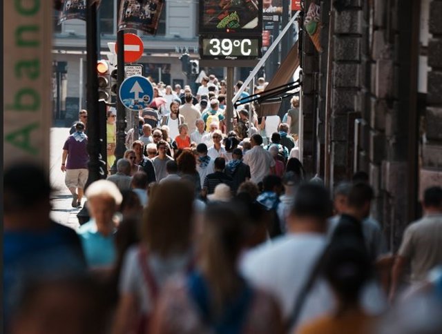 La gente transita pòr Bilbao en una jornada de temperaturas muy altas